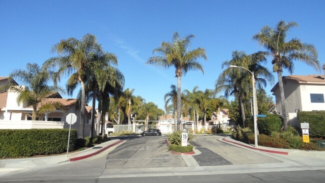 Building Photo - End-Unit 3BR 2.5BA Townhome w/ 2 Car Attached Garage