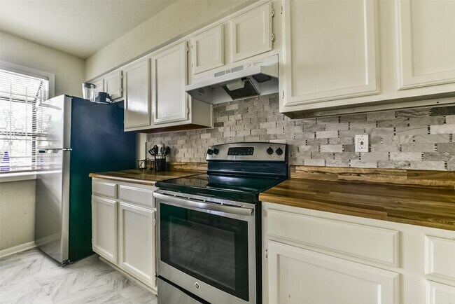 Building Photo - 5917 Fairdale Ln