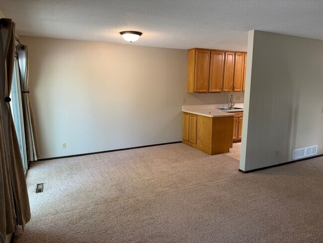 Building Photo - Awesome 3 bed unit