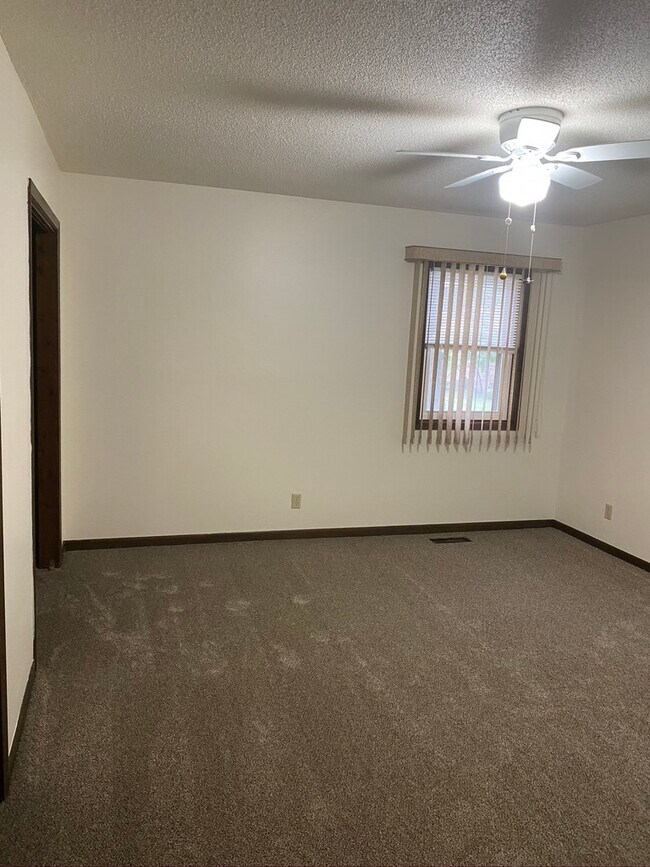 Bedroom with great closet space - 512 Breezy Point Dr