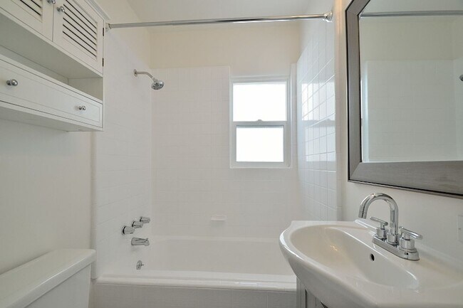 Building Photo - j421