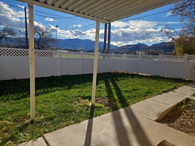 Building Photo - 502 Yale Pl