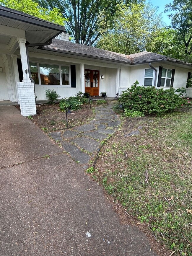Building Photo - Great Location! Completely Renovated! Huge Backyard! Pets welcome, fees apply.