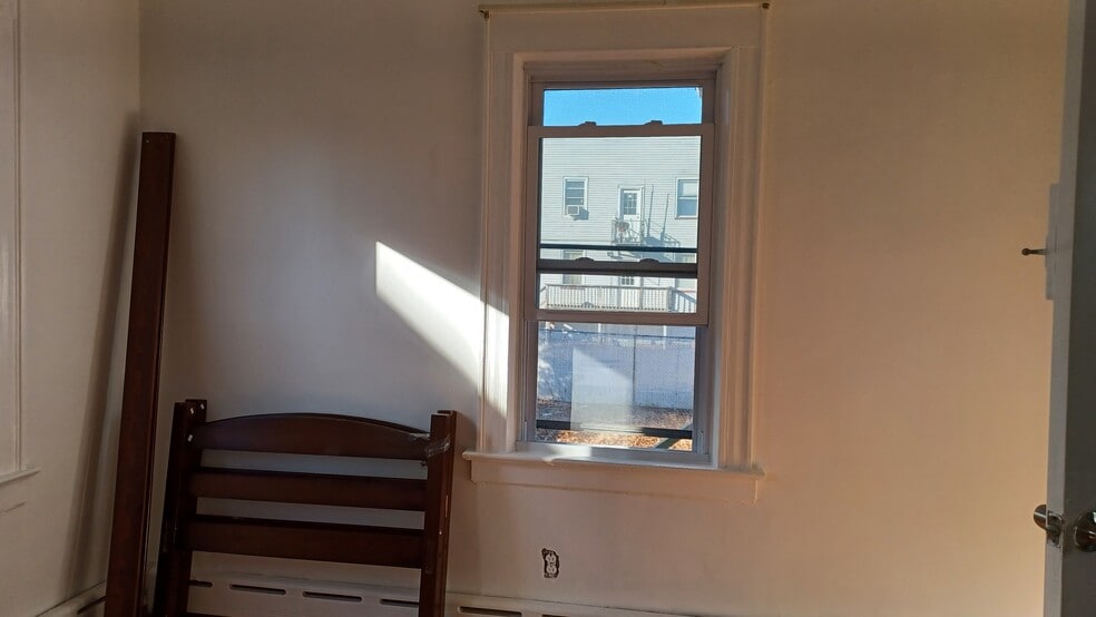 Building Photo - 33 Center St