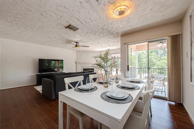 Building Photo - 8051 Bay Branch Dr