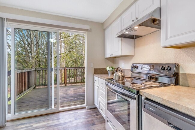 Building Photo - Spacious Townhome Duplex with Large fenced...