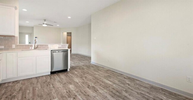 Building Photo - 2100 Daleside Ln