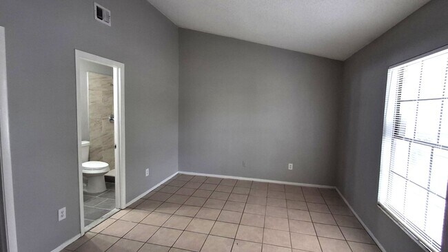 Building Photo - Upgraded 4BD/2BA Single Family Home in Orlando!