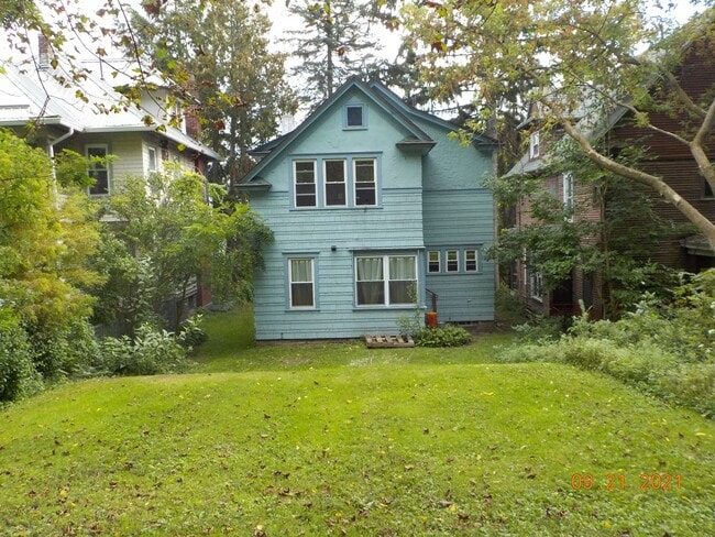 Building Photo - Single Family Home with Enclosed Front Por...