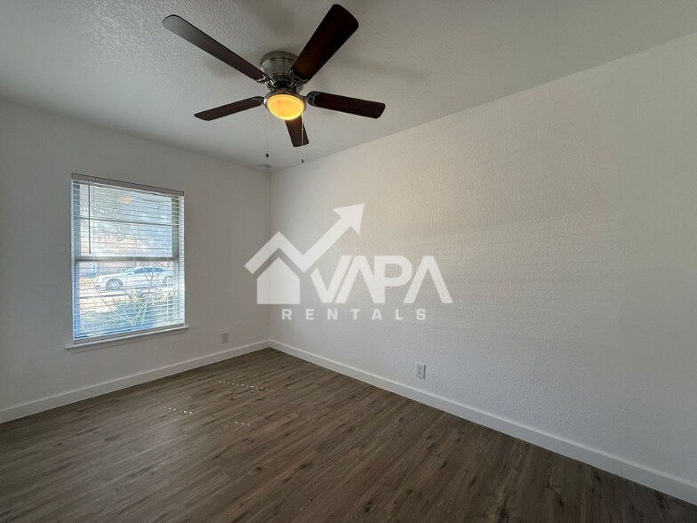 Building Photo - 4847 Featherock Dr