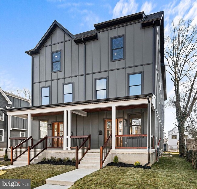 Building Photo - 703 Preston Ave