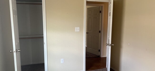 Building Photo - Spacious 4 Bedroom Home