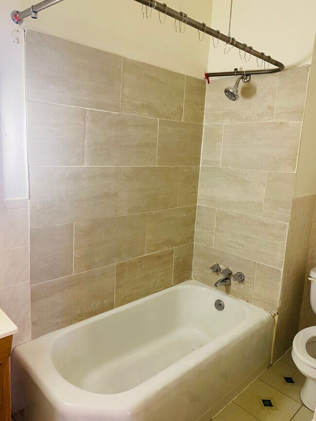 Building Photo - 882 Corinthian Ave