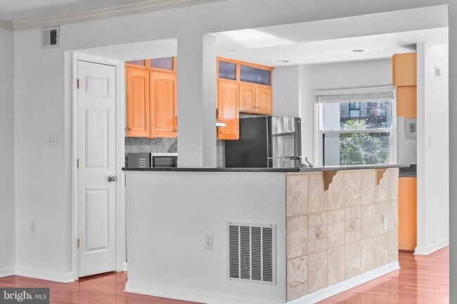 Building Photo - Headline:  Spacious & Updated Townhouse in Prime Reston Location