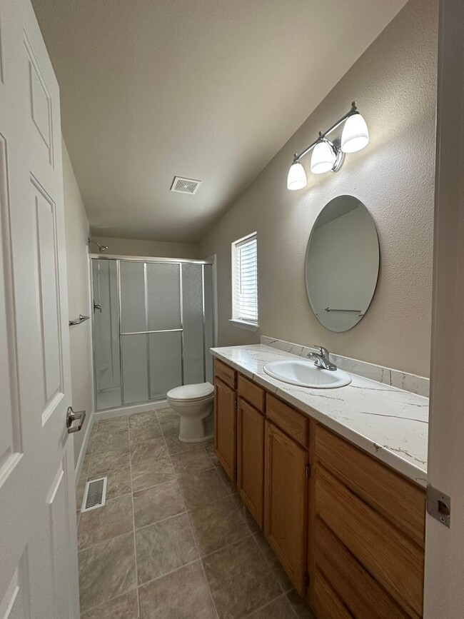 Building Photo - 3 Bedroom / 2 Bathroom Home in The Gated Troutcreek Village in Sisters