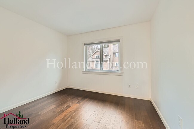 Building Photo - Spacious Home with High Ceilings and Modern Comforts!