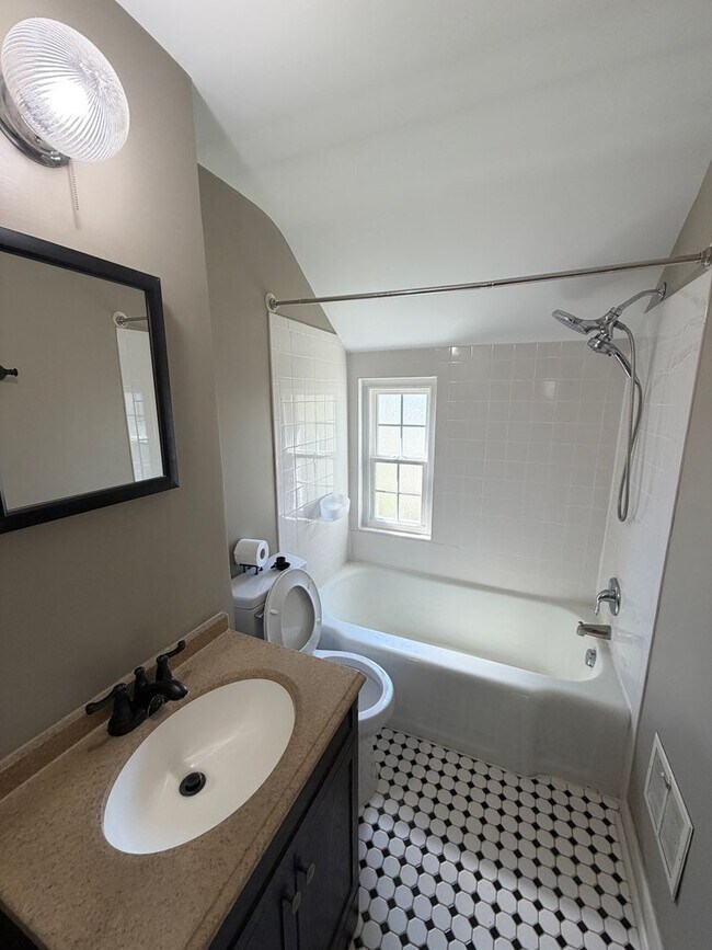 Building Photo - 713 S Broadleigh Rd