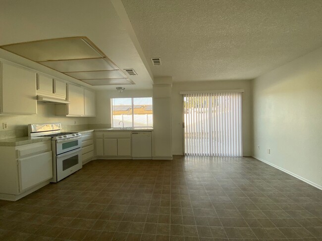 Building Photo - North Redlands Home with NEW Paint & Carpet