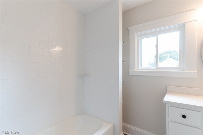 Building Photo - 1464 E 123rd St