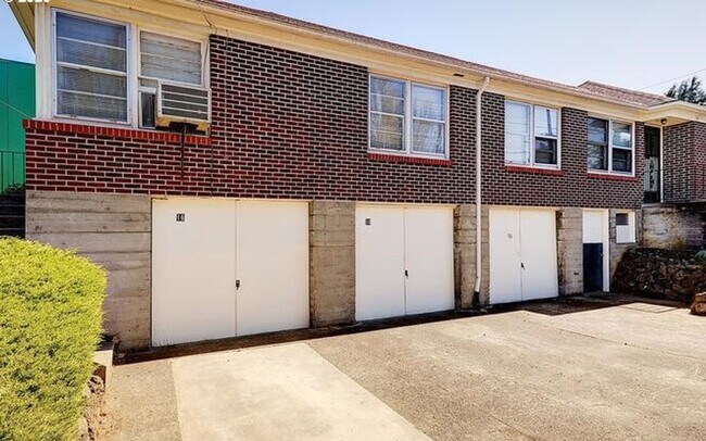Building Photo - MF 09 - Burnside Triplex