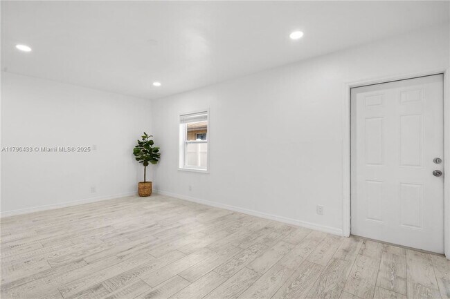 Building Photo - 1041 NE 9th Ave