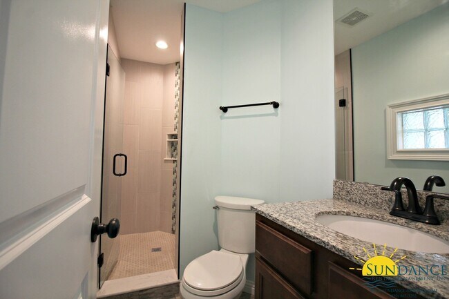 Building Photo - Beautiful Fully Renovated 3 Bedroom Home i...