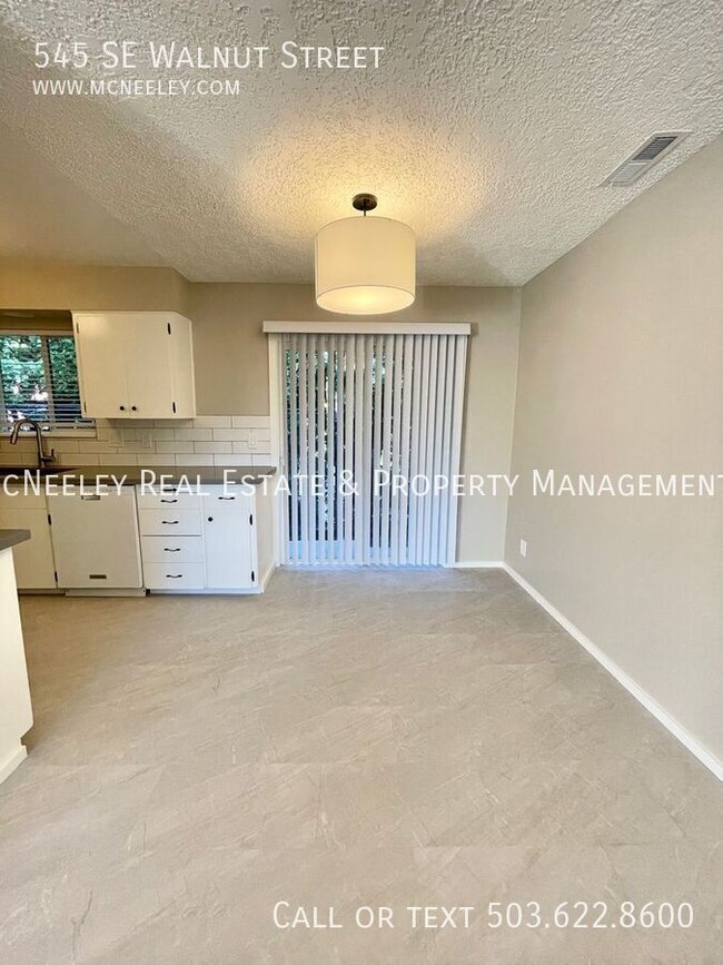 Building Photo - Modern 2 Bedroom Remodel in Downtown Hills...