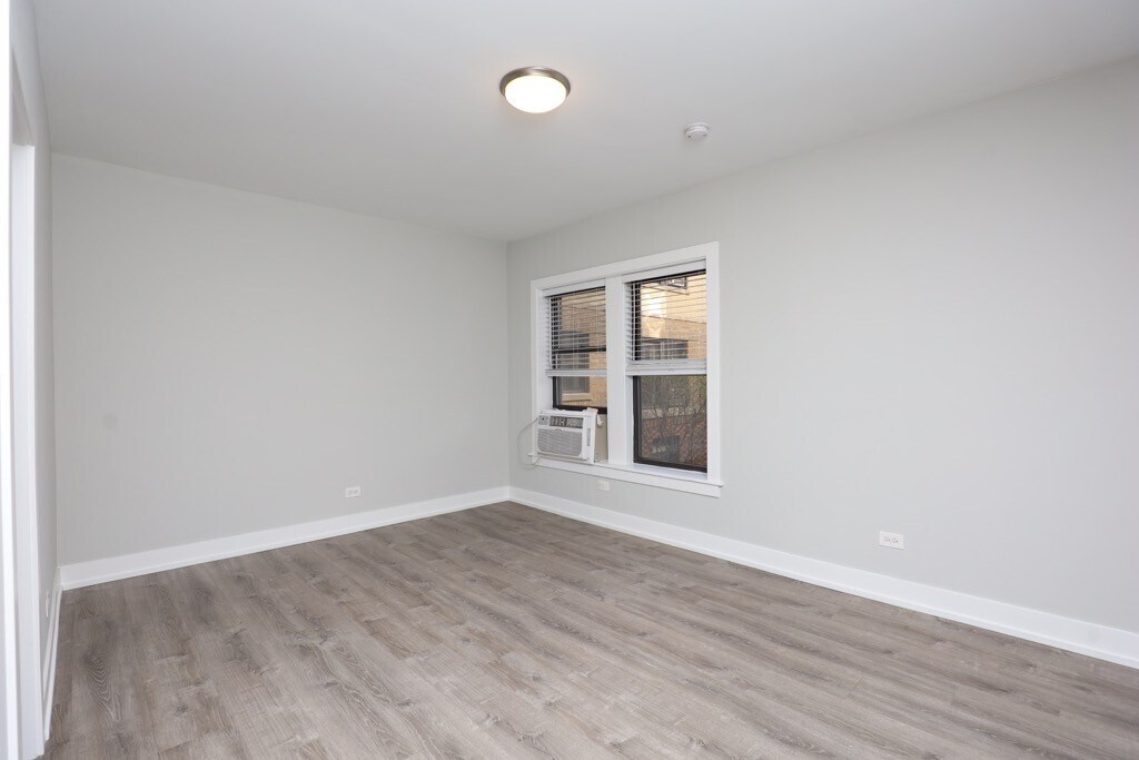Building Photo - 716 W Brompton Ave
