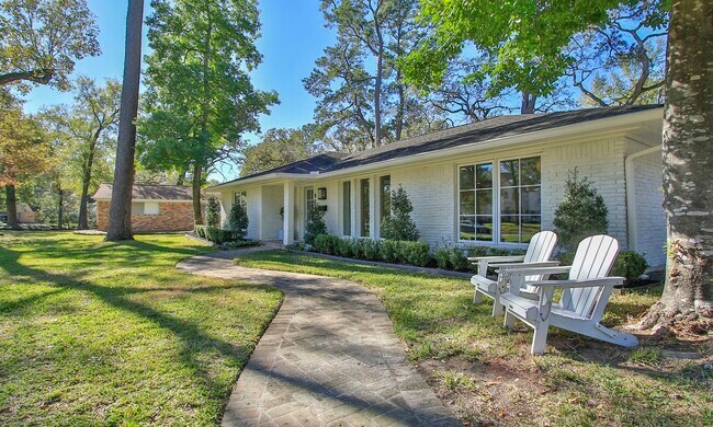 Building Photo - 827 St George Ln