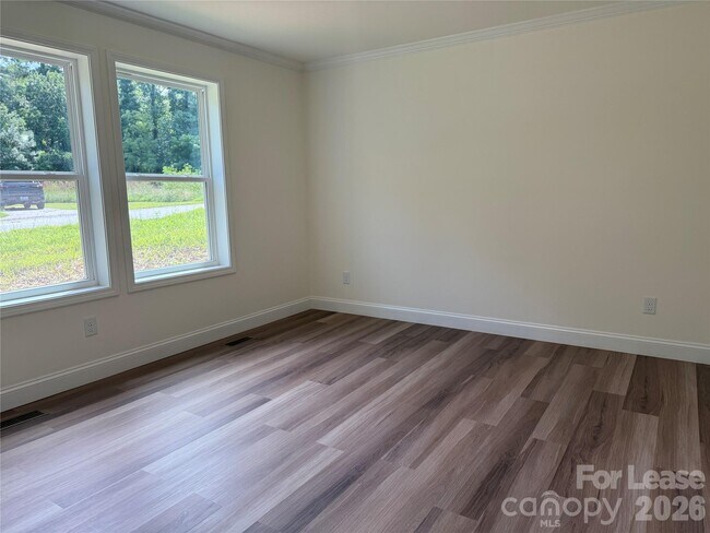 Building Photo - 204 Oscelake Way