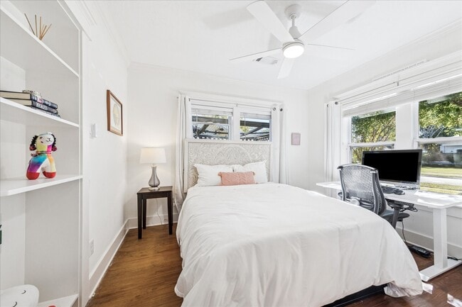 Building Photo - 825 Merrill St