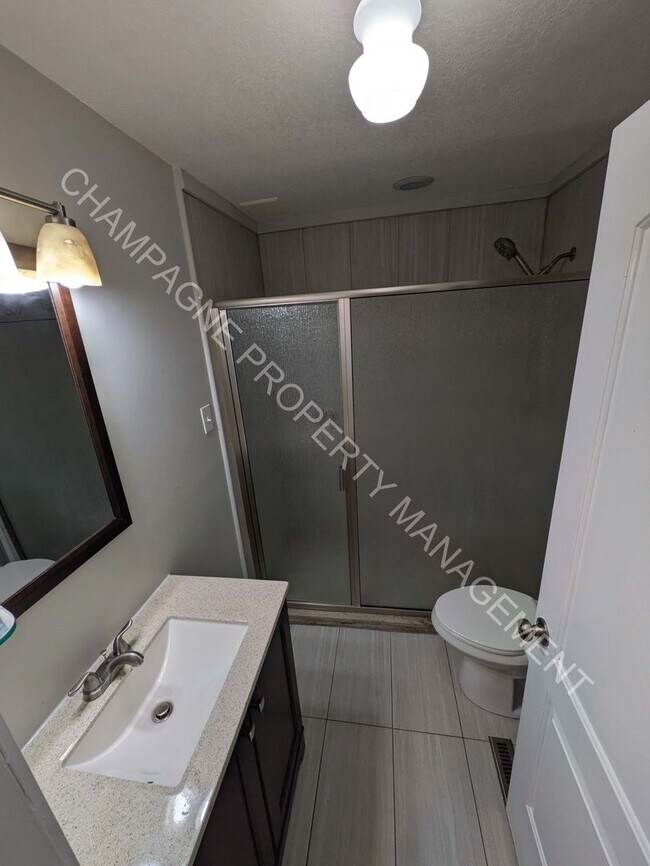 Building Photo - 3 Bedroom Home, conveniently located near UMKC!