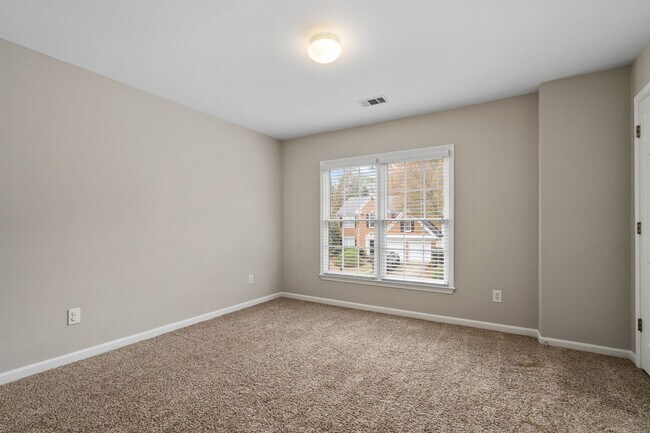 Building Photo - Spacious 4-Bedroom Two-Story Home in Dunwo...