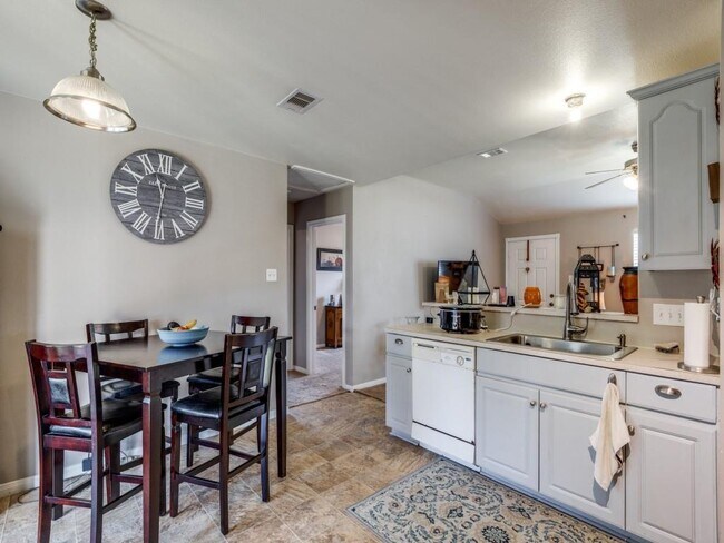 Building Photo - 9651 Oak Hill Dr