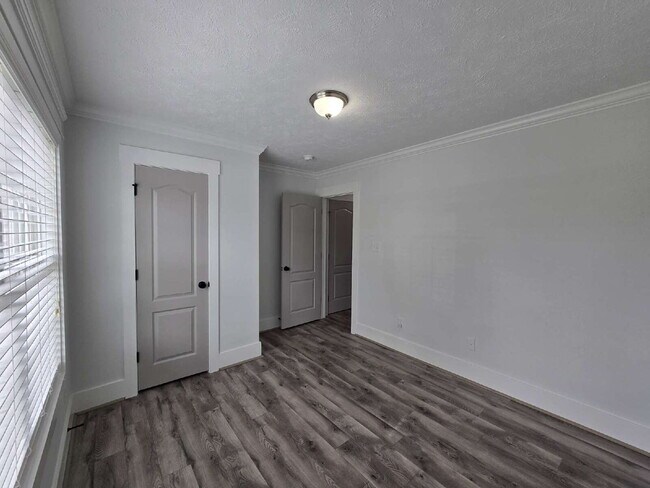 Building Photo - "Charming 3-Bedroom Retreat with Granite Finishes & Cozy Fireplace in Jacksonville!"
