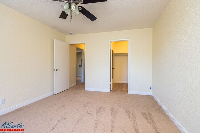 Building Photo - Farm Hill Condo | Desirable Location