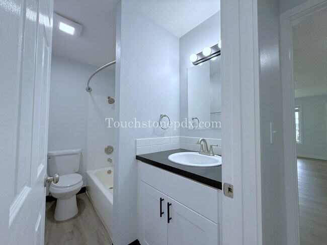 Building Photo - 2 WEEKS FREE OF RENT! Inviting East Portland Apartment