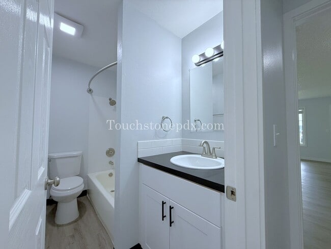 Building Photo - Inviting East Portland Apartment with Bright Living and Everyday Comfort