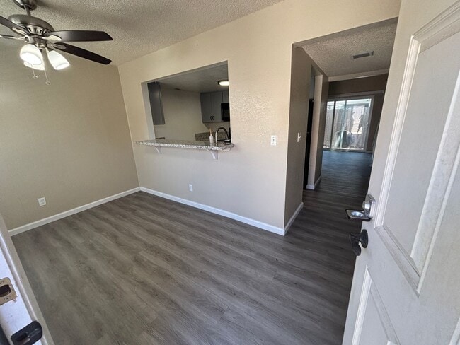 Building Photo - Charming Updated Condominium for Rent in S...