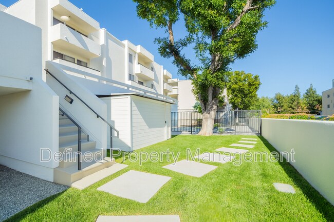 Building Photo - 10020 Zelzah Ave