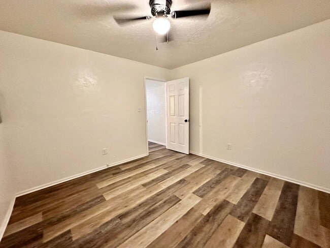 Building Photo - Newly Remodeled Home with Move-In Special!