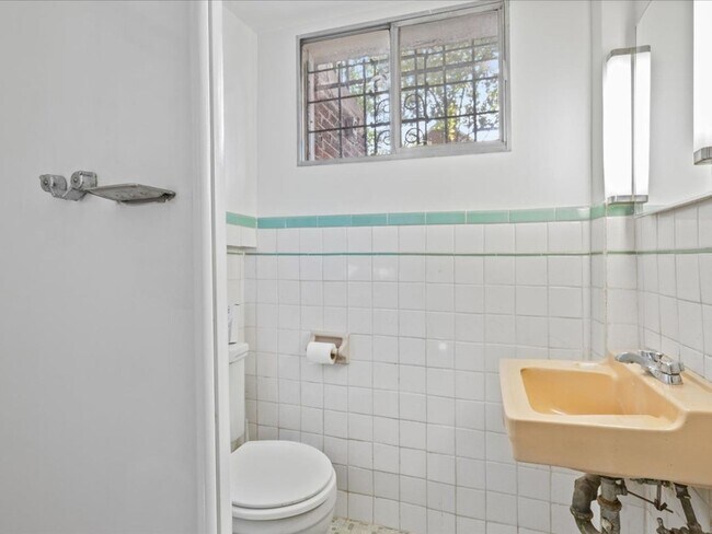 Building Photo - Vintage home with Modern finishes and fenc...