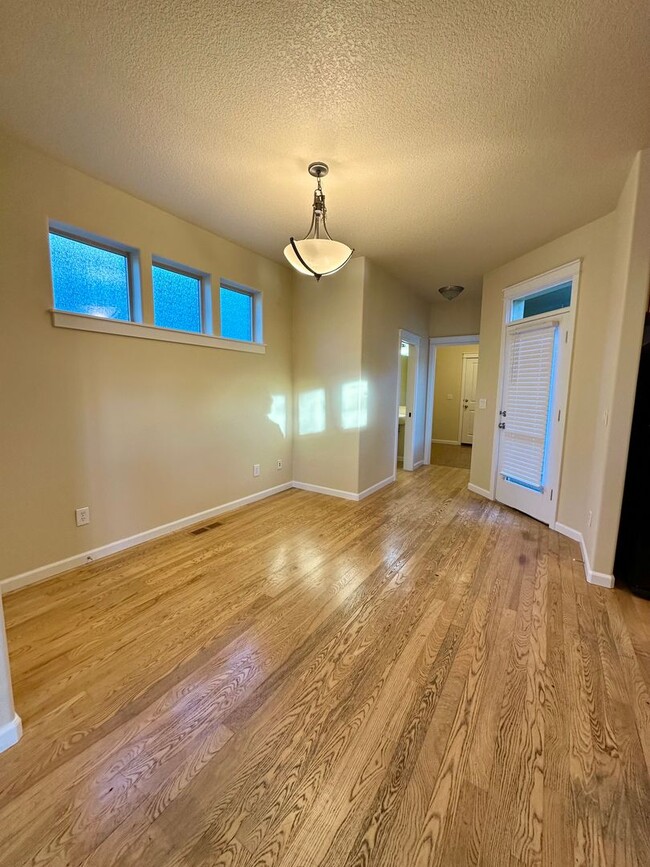 Building Photo - 63114 Dakota Dr