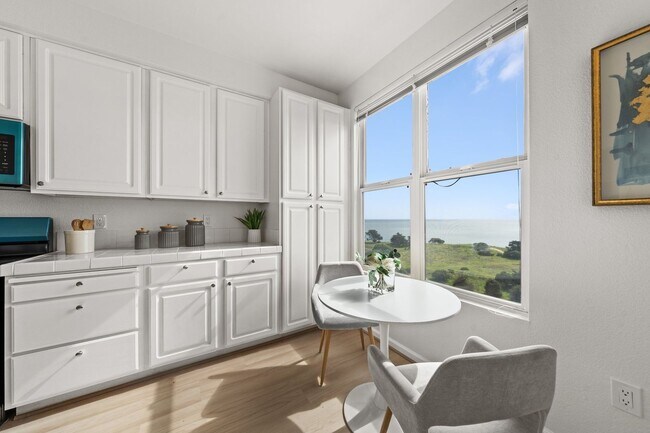 Building Photo - Epic REA - Top floor, Sweeping Views, 3 BR...