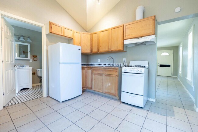 Building Photo - 330 Gem Ln