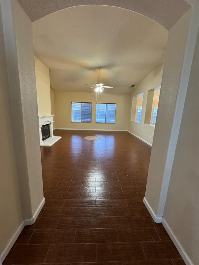 Building Photo - 5731 N Tracy Ave