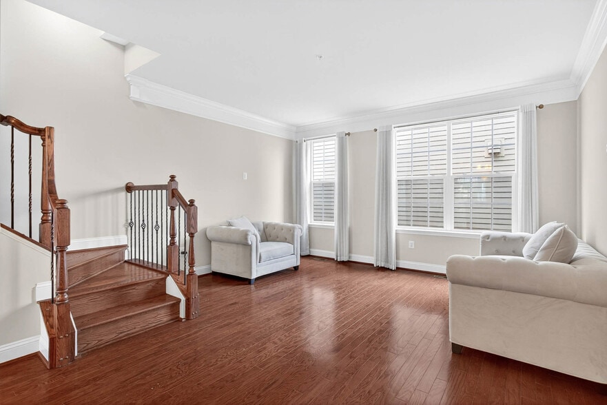 Building Photo - 65 Linden Pl