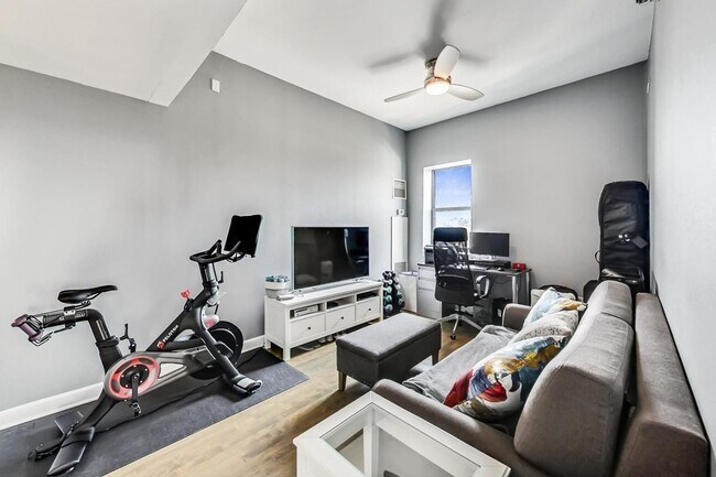 Building Photo - 2BD/2BTH PENTHOUSE  WITH PRIVATE TERRACE I...