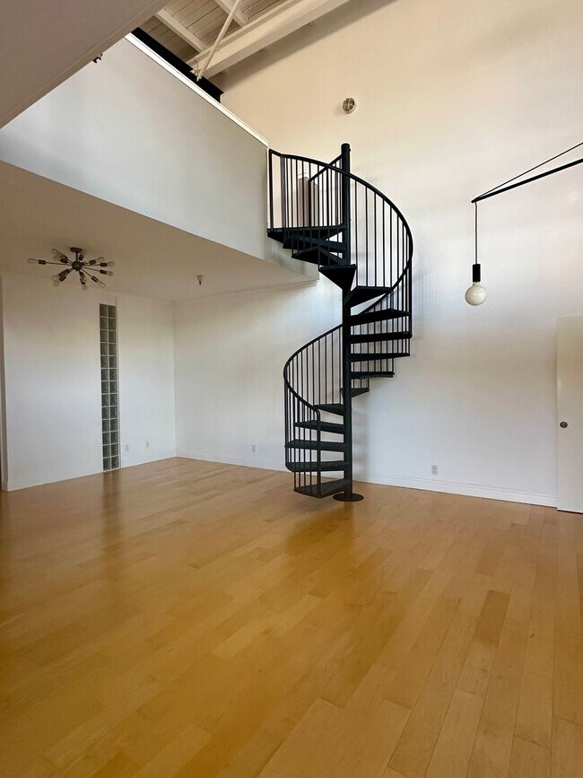 Building Photo - Industrial Chic 3bed/3bath loft style cond...
