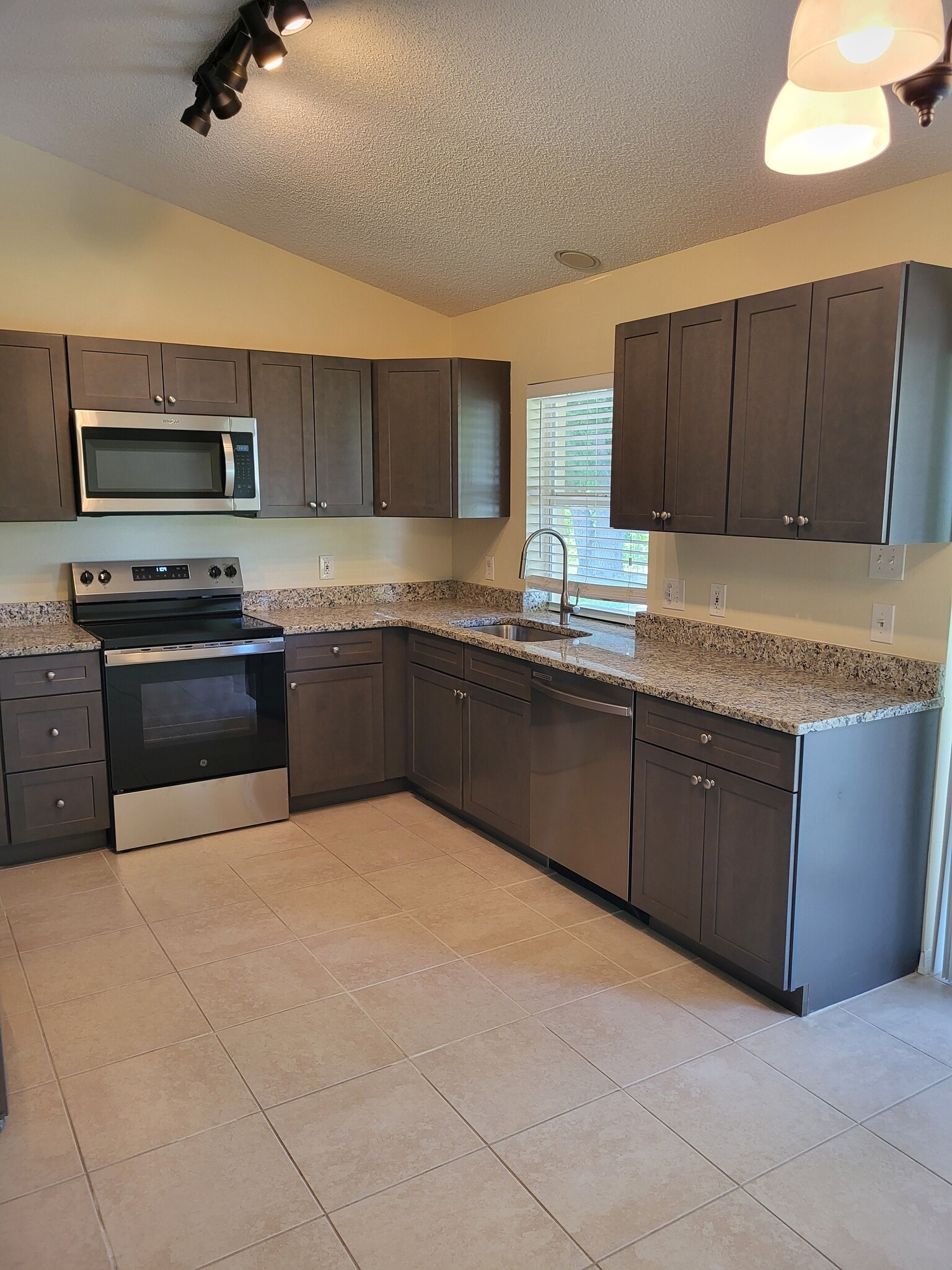 Building Photo - 10067 Topsail Ave